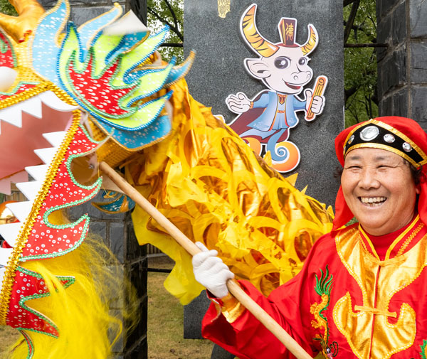 开元体育官网“九龙呈祥”“五福临门”……嘉定新成路街道推出年味浓郁的city w(图3)